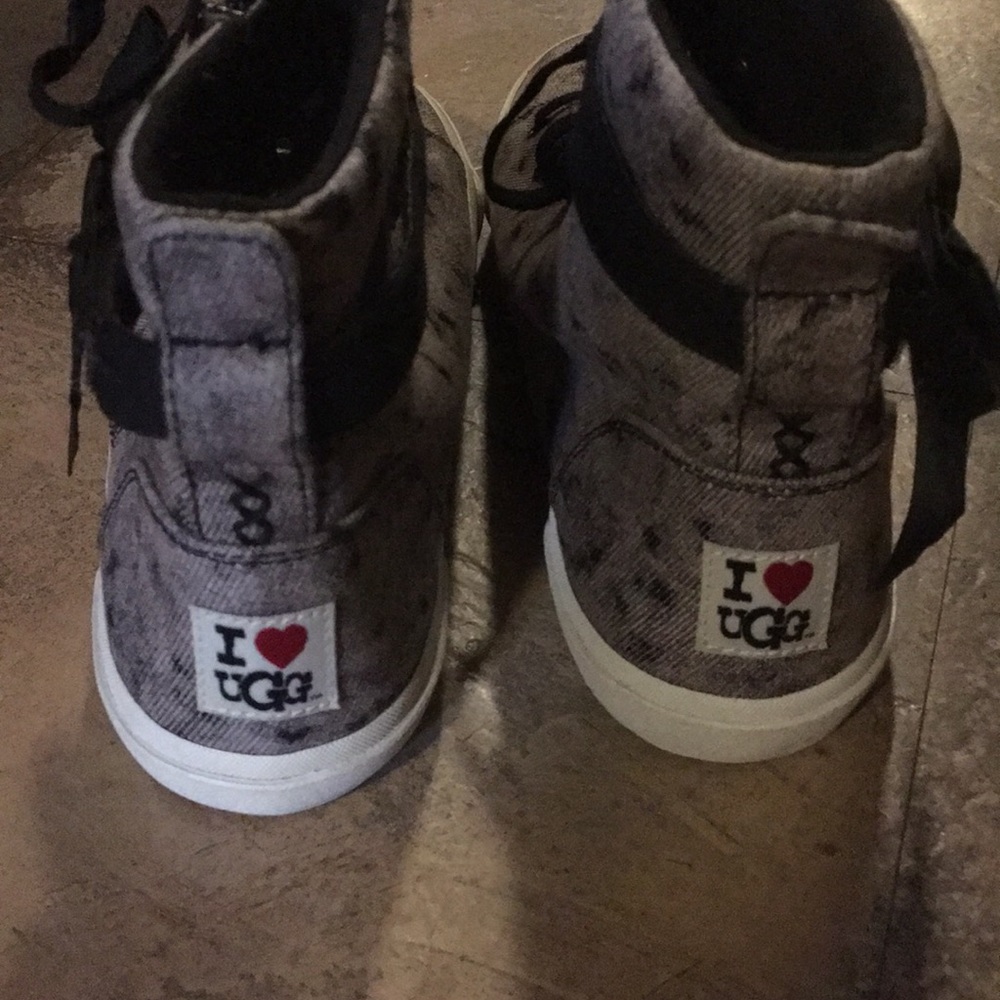 NWOB NEVER WORN I ❤️ UGG SNEAKERS SIZE 7